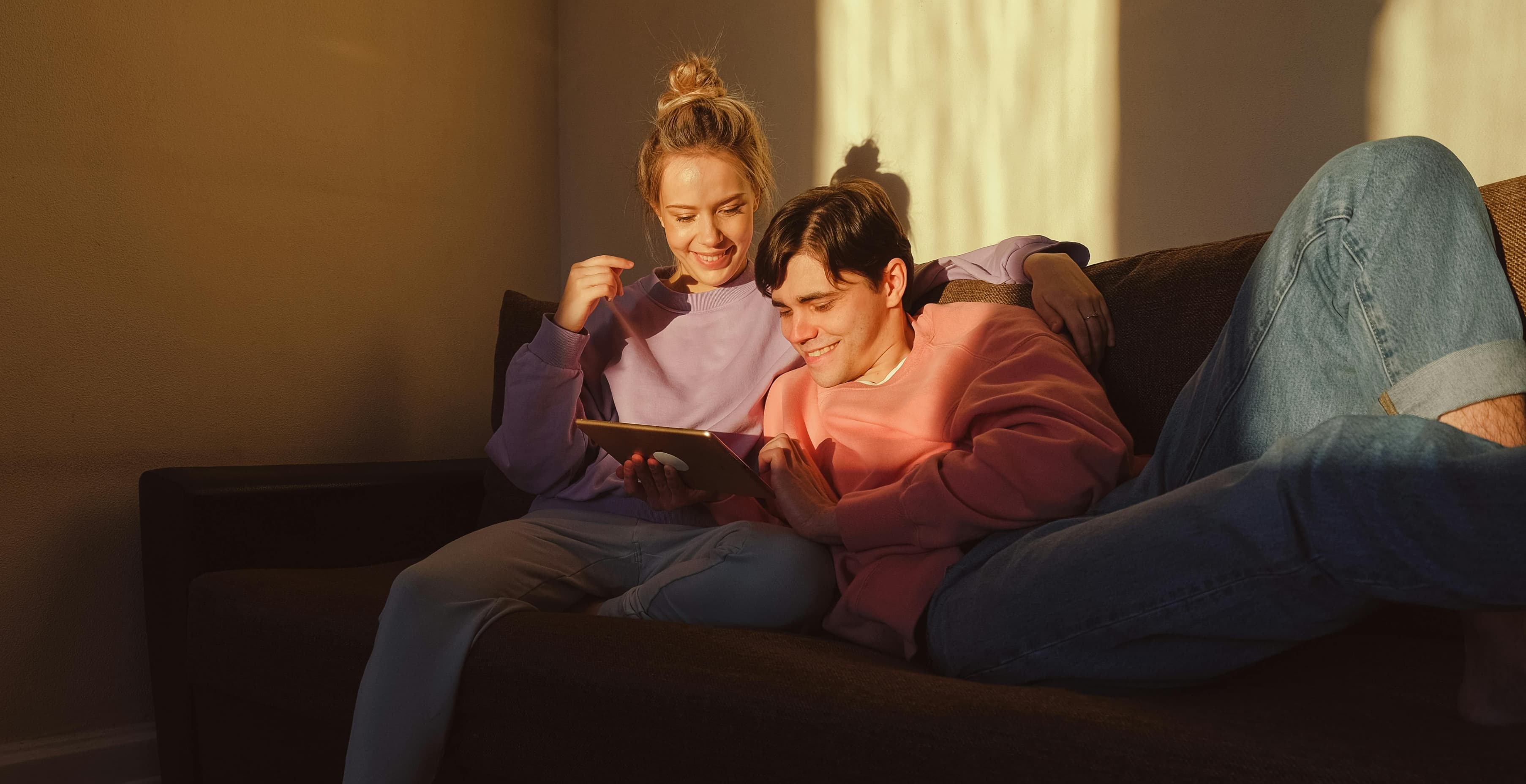 Stel ontspant samen op de bank — HutSpot Leiden